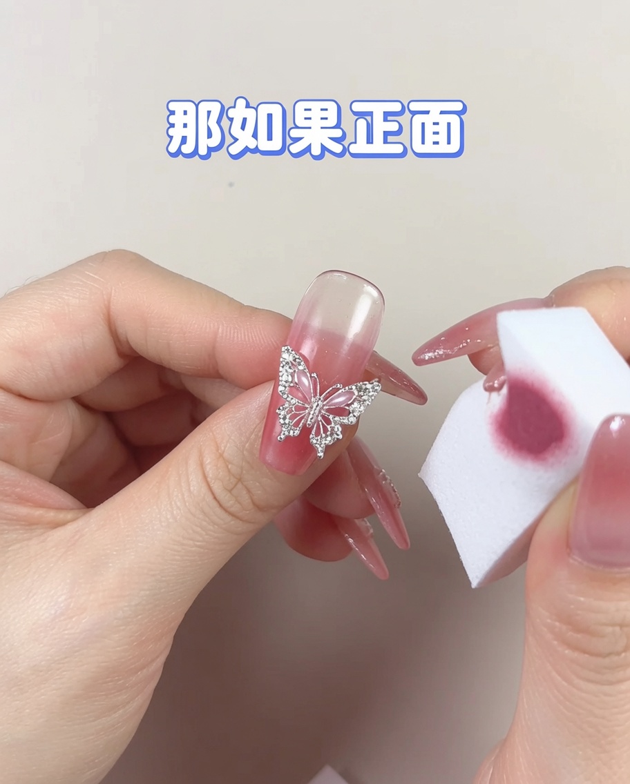 Una sezione pulita di una spugnetta cosmetica corregge un accumulo di gel.