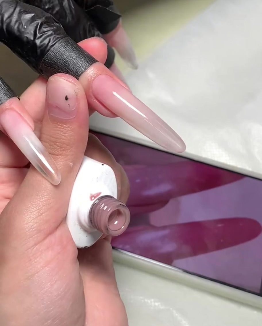 Una piccola spugna utilizzata per picchiettare larea di transizione tra i due colori di gel.