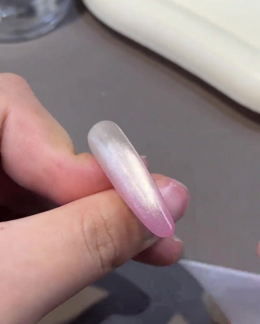 Un magnete tenuto vicino allunghia per spostare le particelle nel gel ancora umido.