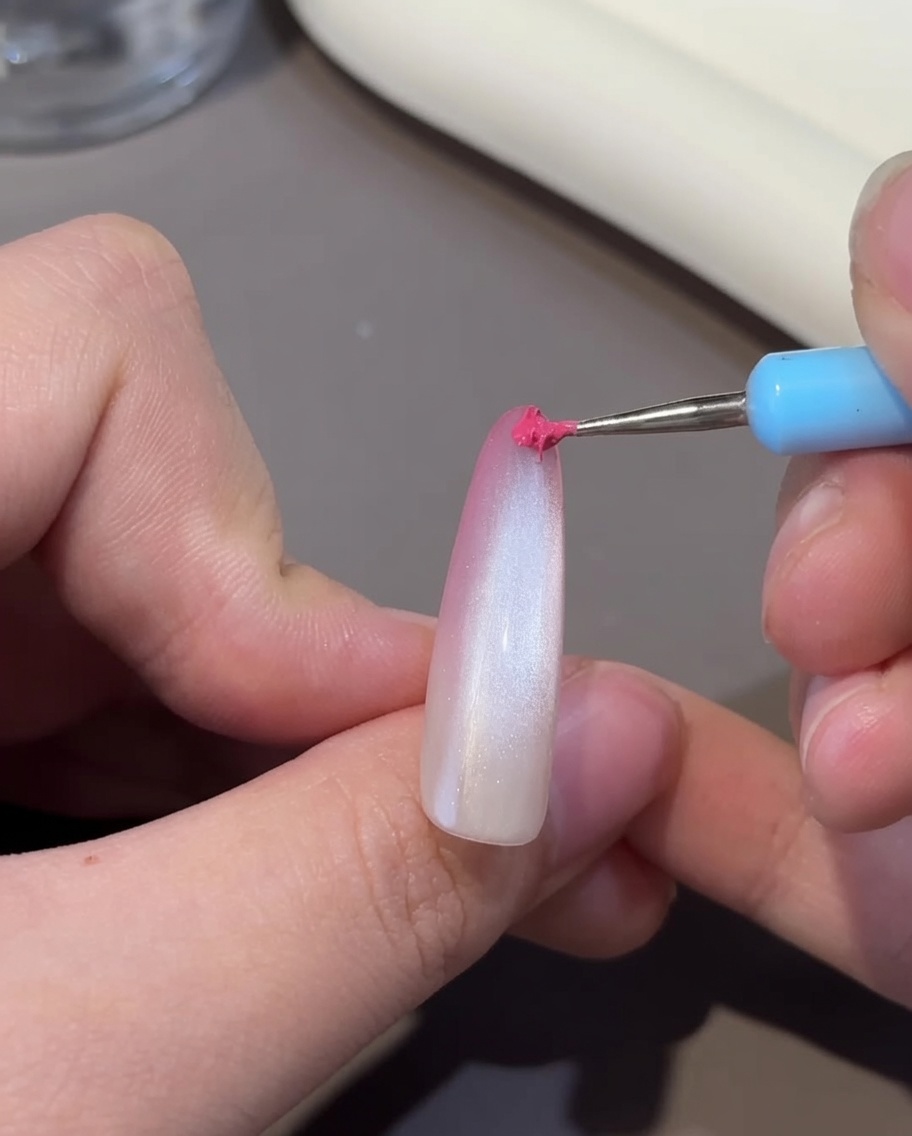 Ununghia con effetto cat-eye in fase di polimerizzazione sotto la lampada UV/LED.