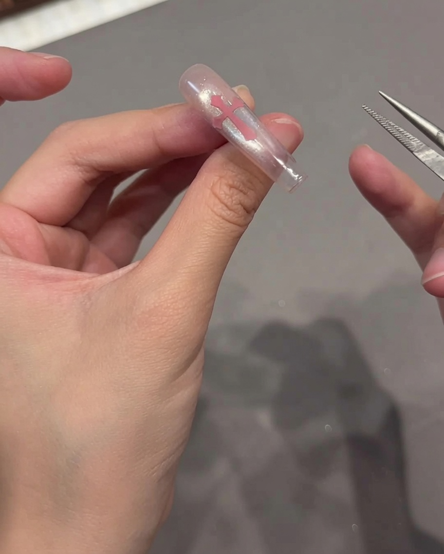 Una salvietta priva di pelucchi utilizzata per pulire la superficie di ununghia cat eye finita.