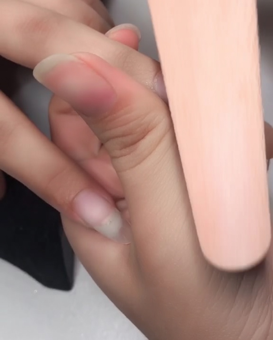 Primo piano di una lima spugna che opacizza la superficie dellunghia per prepararla allapplicazione del gel.