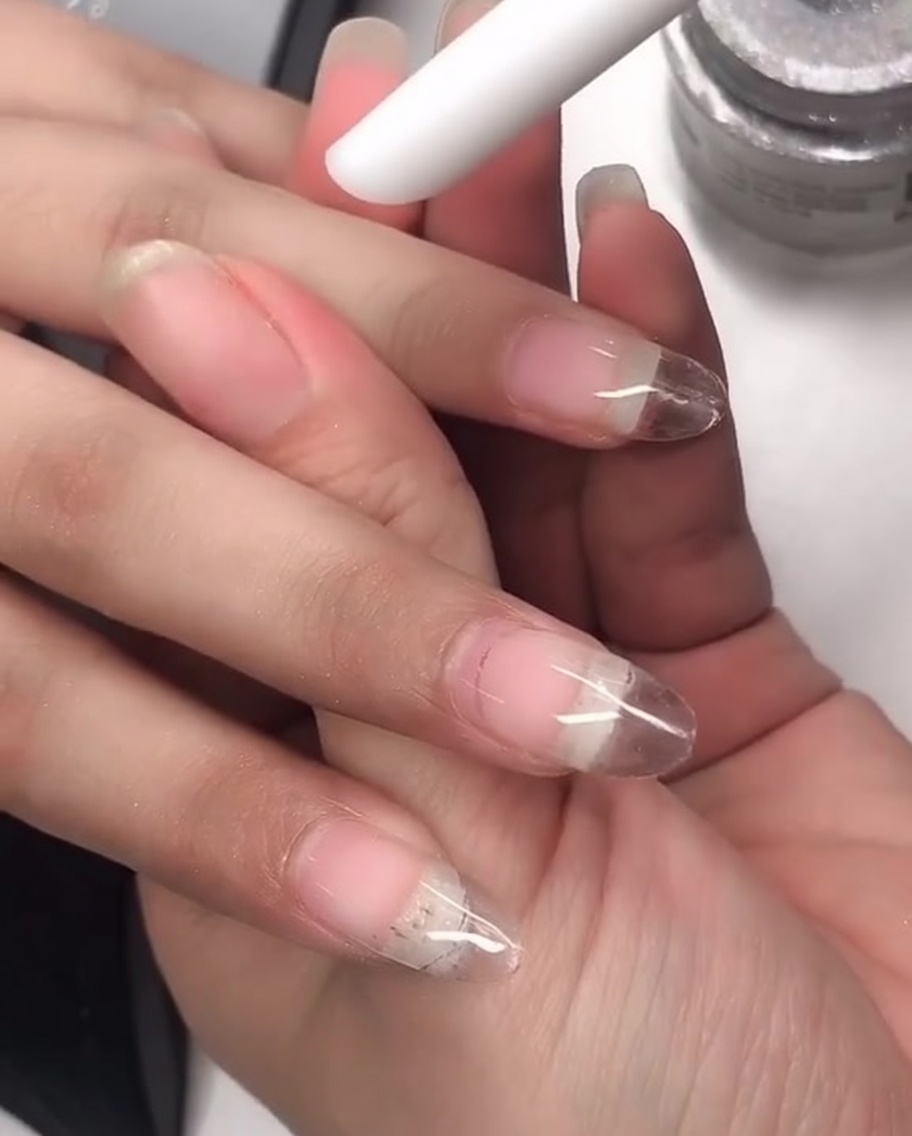 Un pennello in silicone utilizzato per strofinare la polvere laser chrome sulla superficie di ununghia manicure.