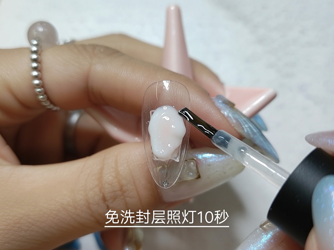 Un applicatore a spugnetta caricato con polvere cromata laser iridescente.