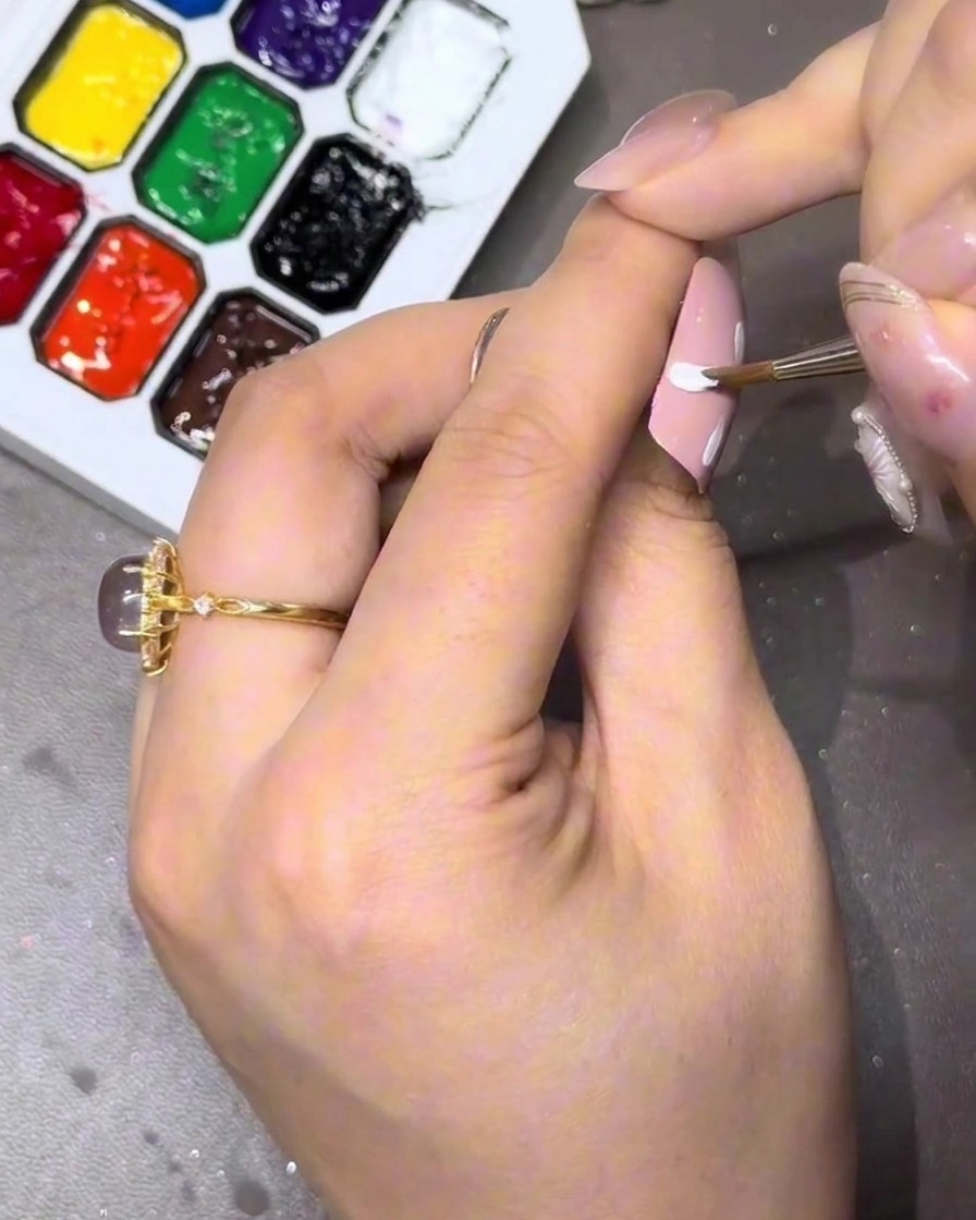 Un primo piano che mostra i quattro petali direzionali principali completati.