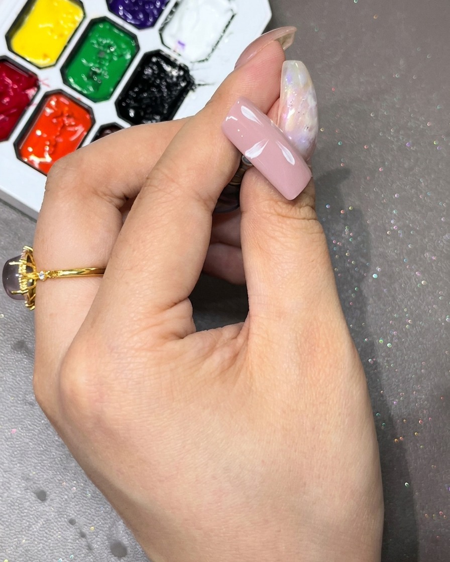 Un primo piano che mostra il fiore con laggiunta di petali diagonali.