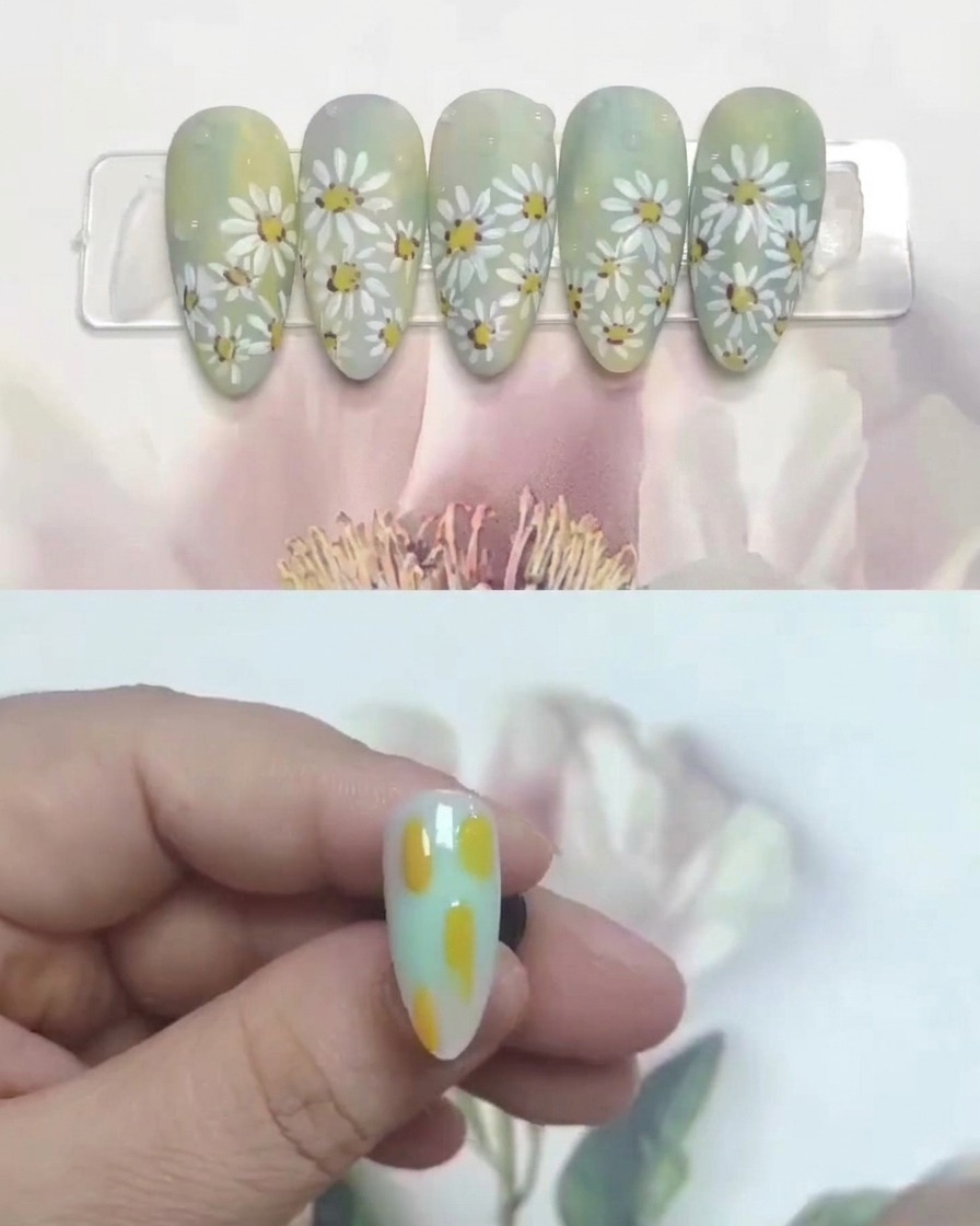 Uno strumento a punta sferica posiziona piccoli punti di gel giallo su uno sfondo sfumato per segnare la posizione dei fiori.