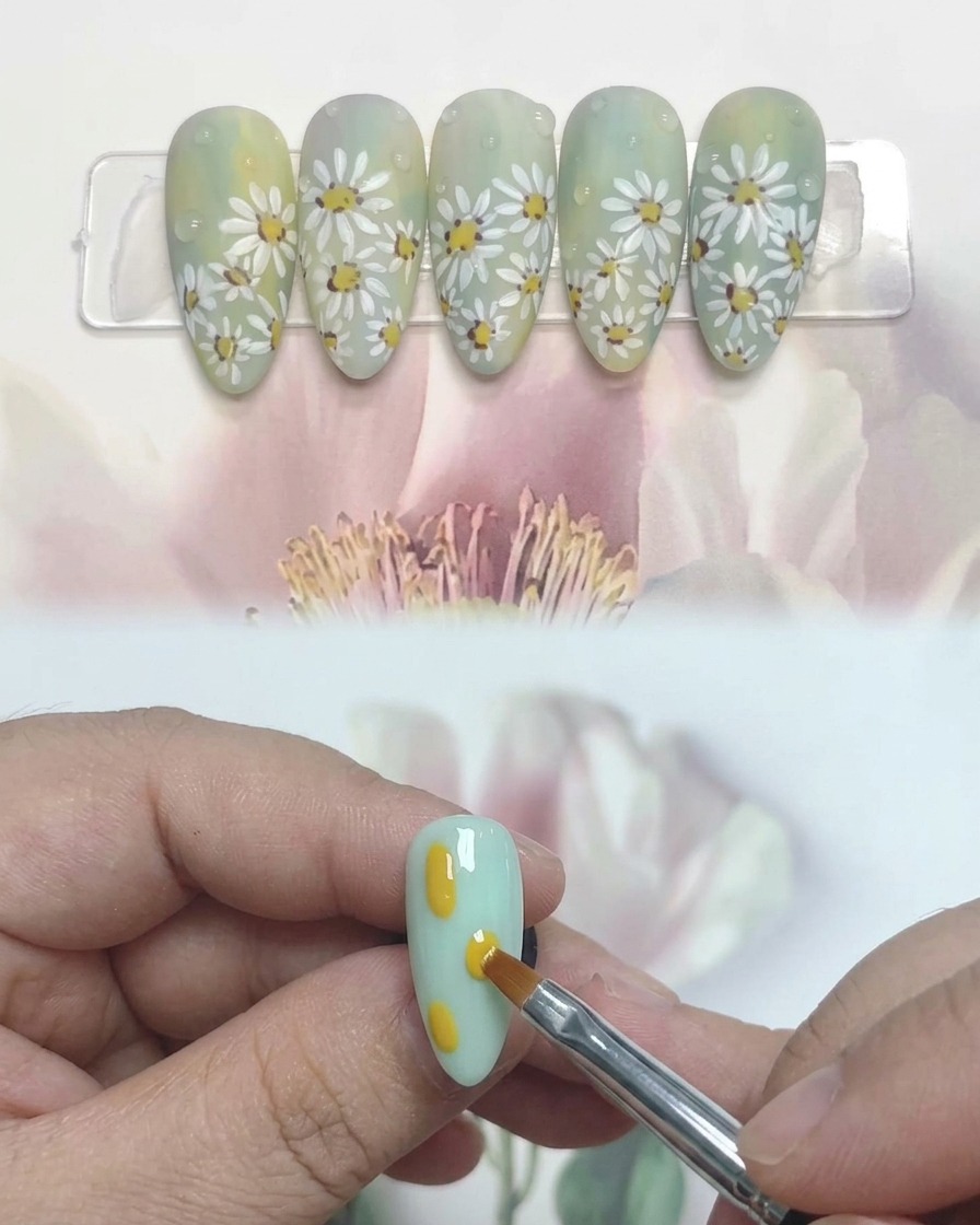 Una mano con unghie decorate a margherite allinterno di una lampada UV professionale.
