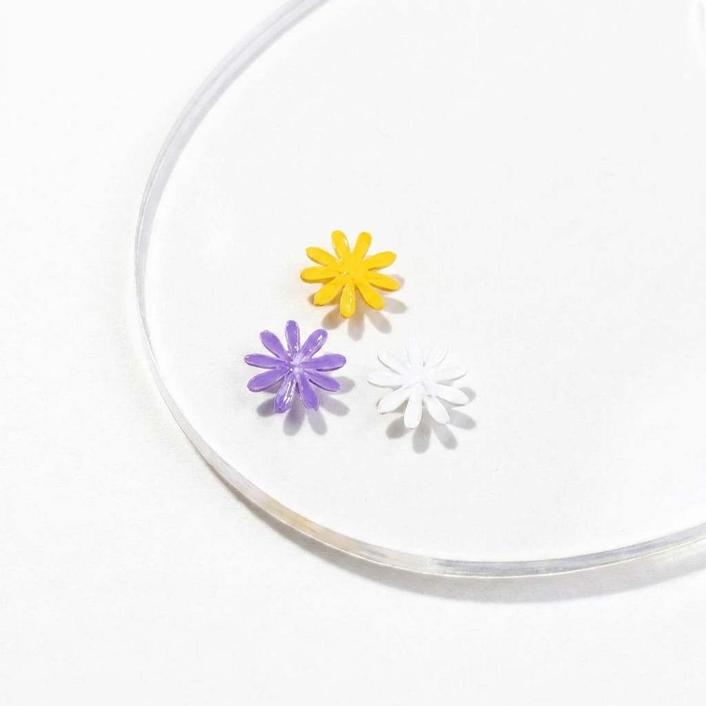 Un pennello liner che applica un quarto petalo viola al design della margherita sulla tavolozza.