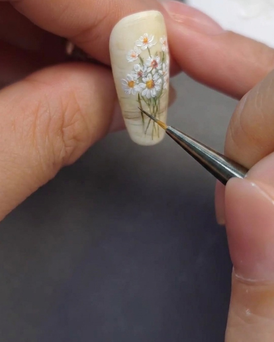 Un pennello da dettaglio che estende gli steli verdi dei fiori verso il basso nellarea designata per il vaso di vetro.
