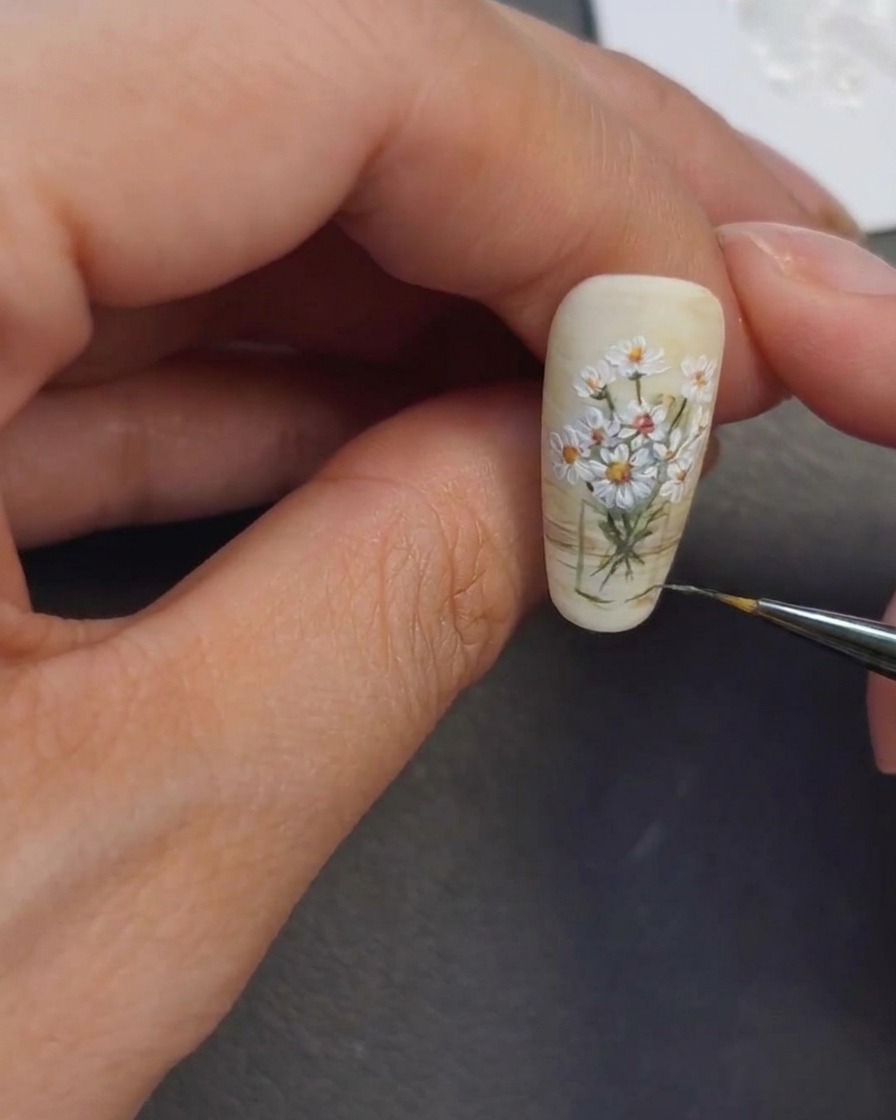 Unonicotecnica applica sottili riflessi chiari sullarea del vaso dipinta per creare un effetto simile al vetro.