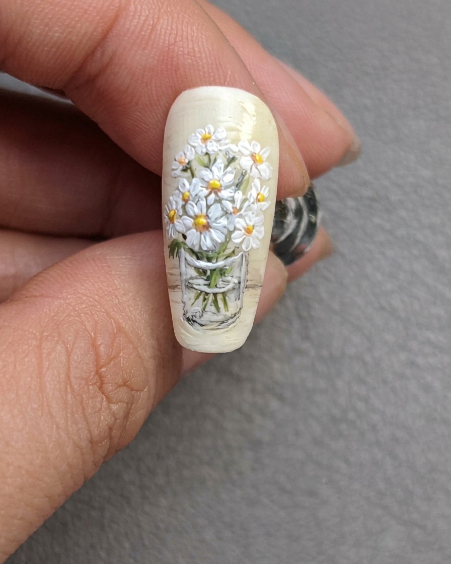 Aggiunta di piccole foglie verdi finali al bouquet di margherite con un pennello da dettaglio sottile.