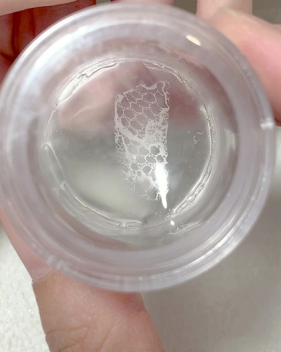 Il timbro in silicone viene premuto su ununghia per trasferire il design.