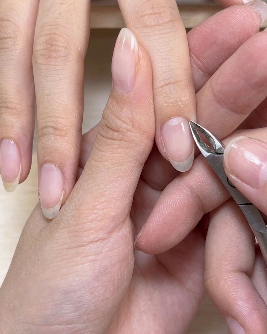 Pinze per cuticole che rimuovono con precisione leccesso di pelle morta attorno alla base dellunghia.