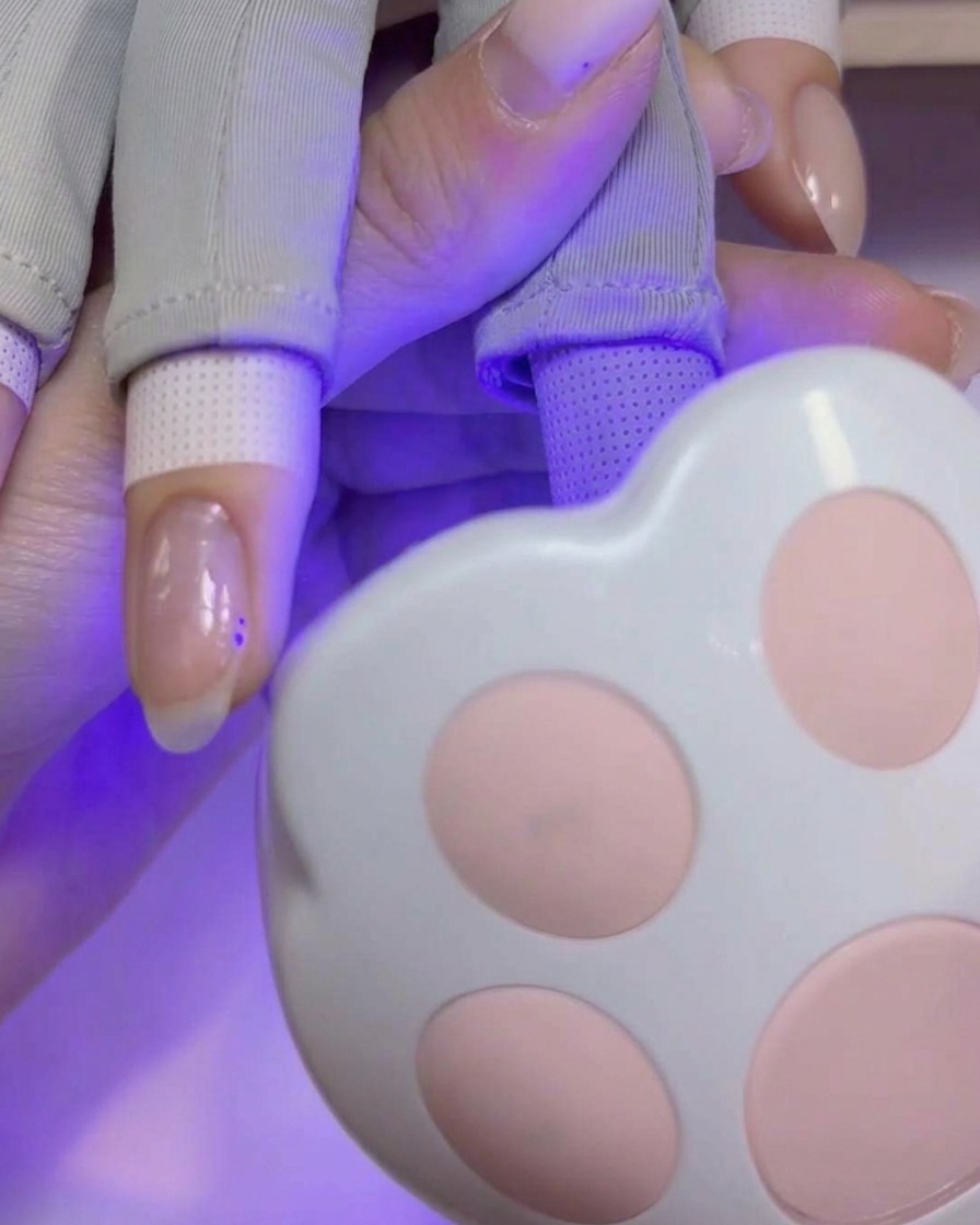 Un pennello per nail art che applica un secondo strato pigmentato di builder gel sullunghia.