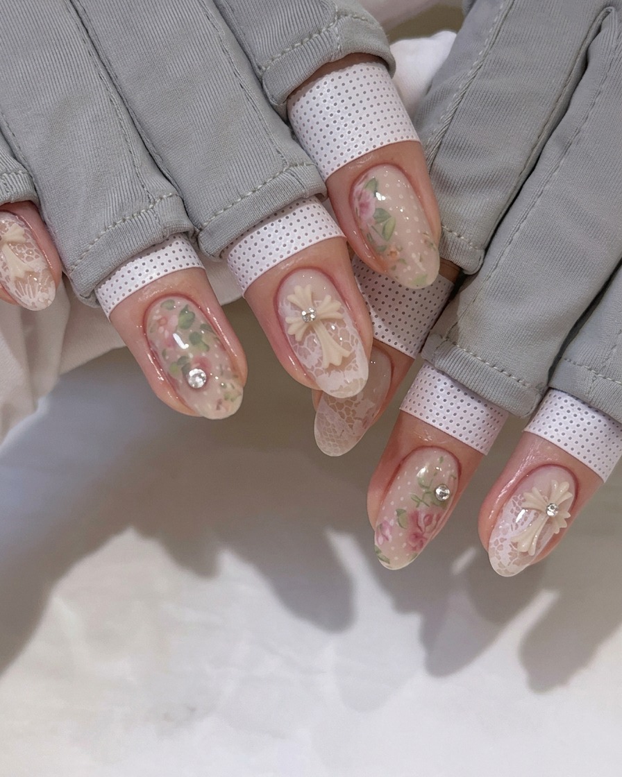 Un pennello che applica un top coat trasparente e lucido sopra la nail art dettagliata.