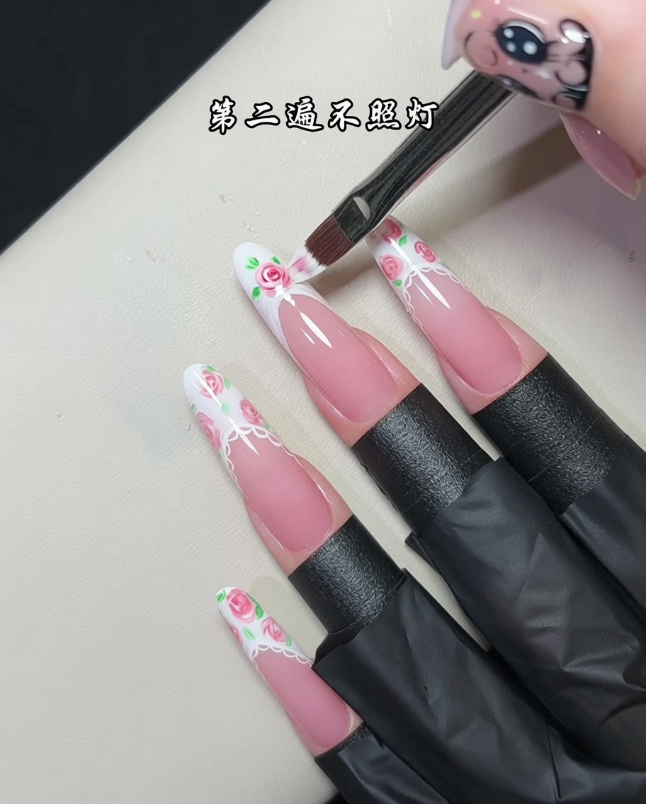 Un pennello professionale applica uno strato fresco di gel bianco texturizzato sulla punta dellunghia.