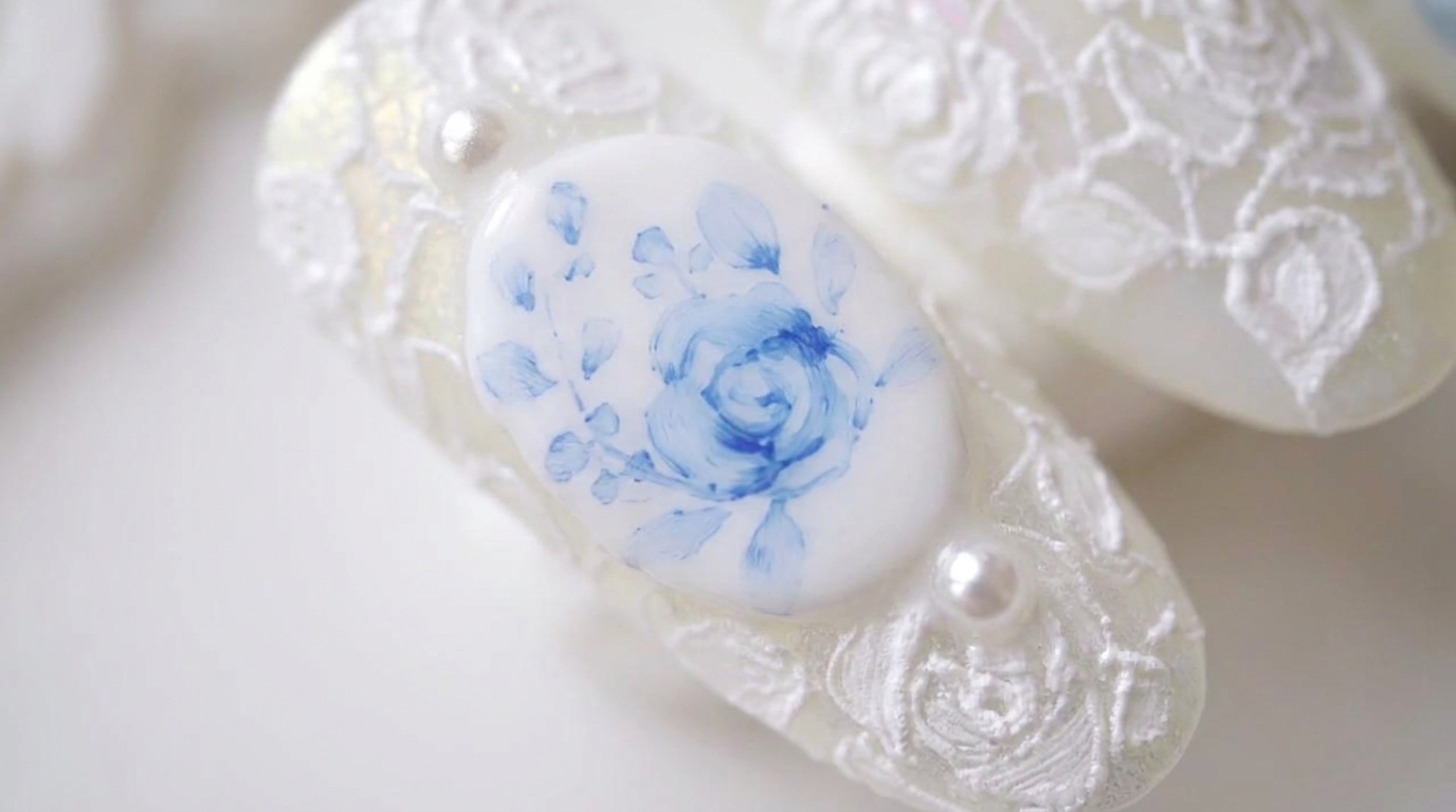 Tutorial: Nail Art in Rilievo 3D con Rose Blu Dipinte a Mano