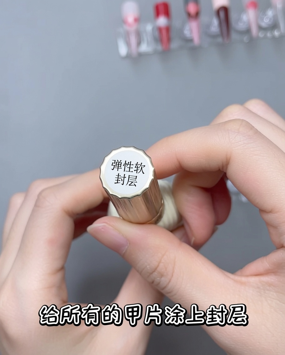 Un pennello applica uno strato di top coat trasparente lucido sopra ununghia con design in pizzo.