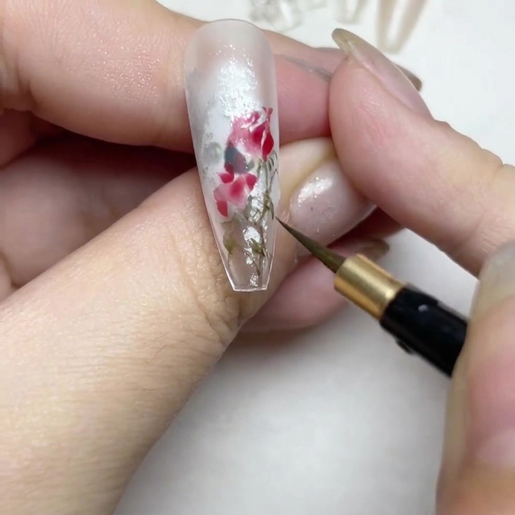 Dettaglio dei bordi del design della rosa con linee sottili che richiamano un motivo a pizzo bianco.