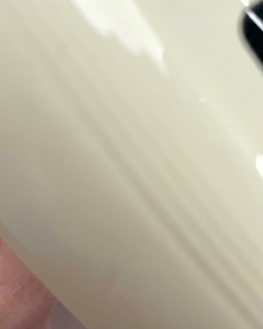 Una vista di una tip trasparente che polimerizza sotto la luce viola di una lampada UV/LED.