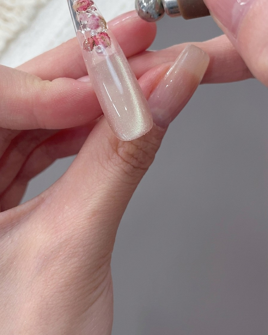 Un primo piano di un magnete utilizzato per tirare le particelle magnetiche in una fascia luccicante su una tip.