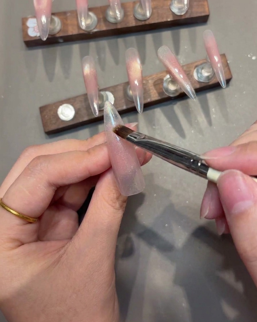 Pennello che applica gel magnetico con magnete posizionato a V.