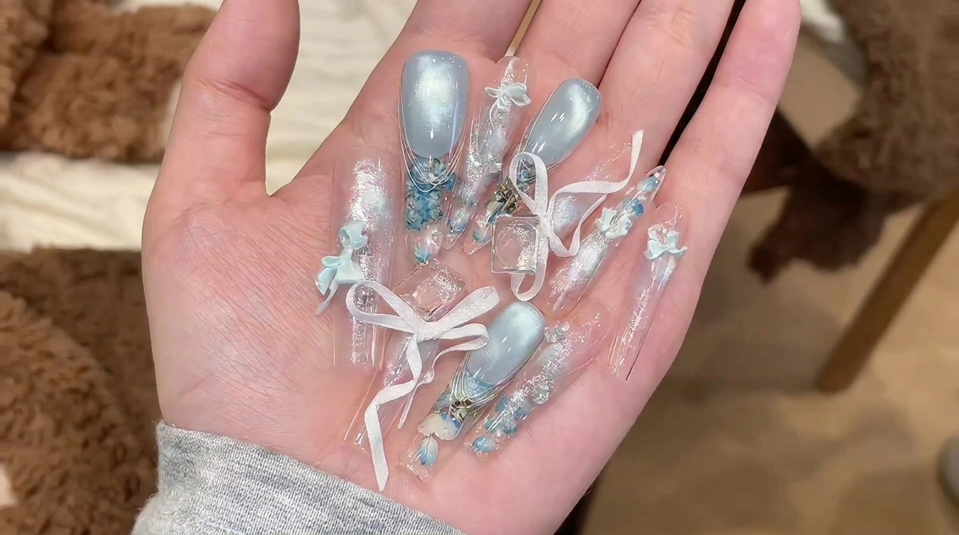 Unghie Stiletto Ghiaccio: Fiori Incapsulati e Cat-Eye