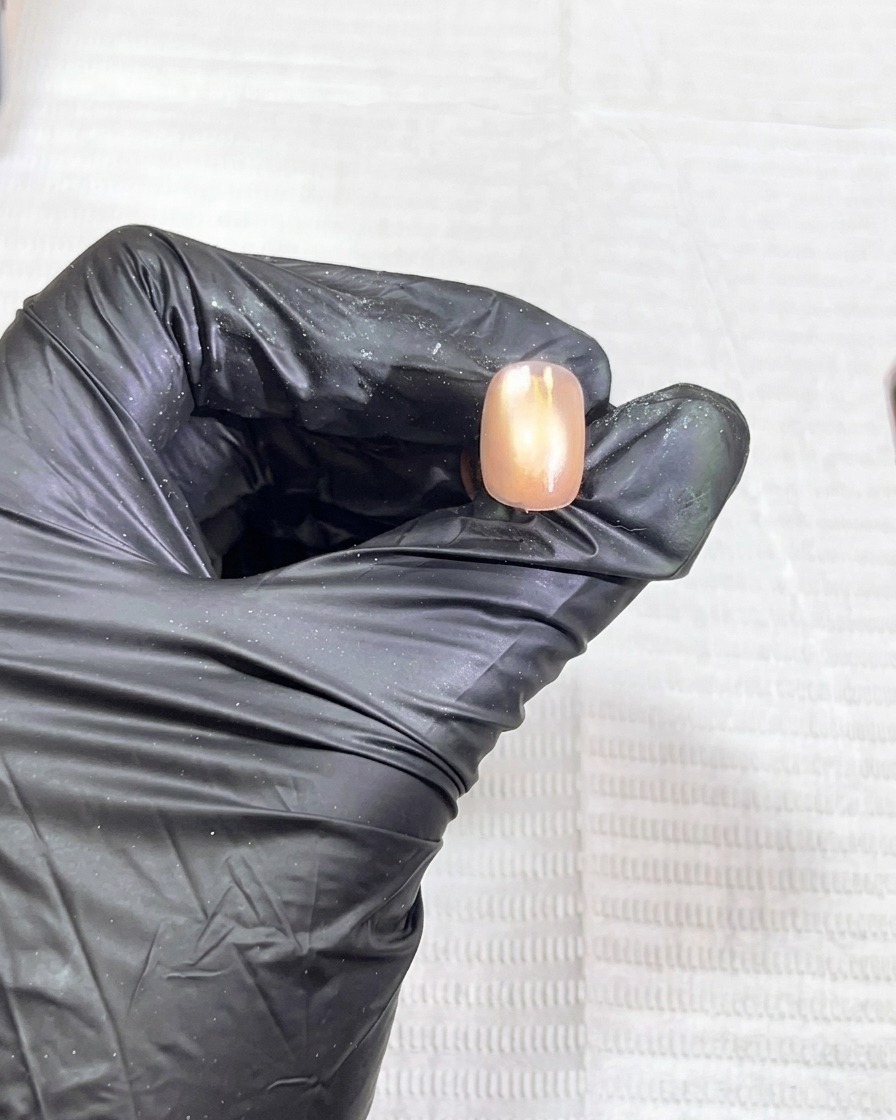 Lunghia che viene inserita in una lampada UV per il processo di polimerizzazione.