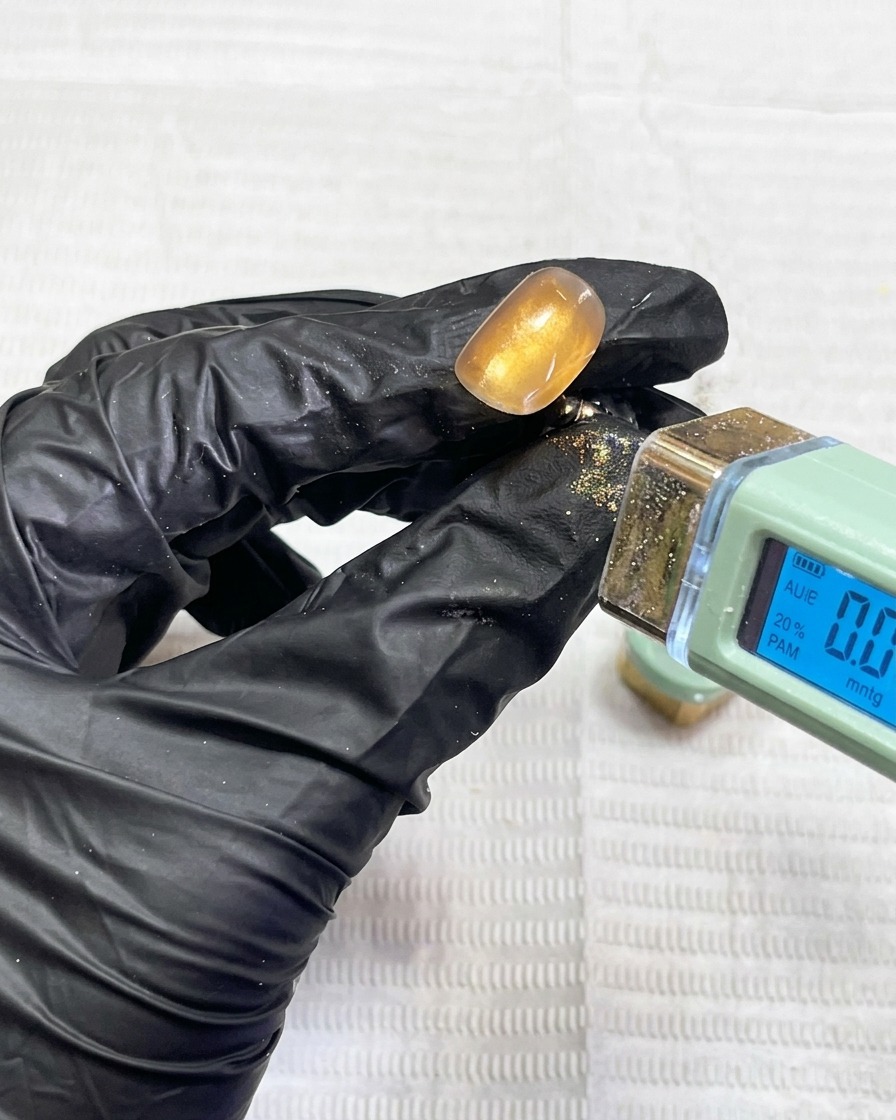 Ununghia che viene polimerizzata sotto una lampada UV professionale.