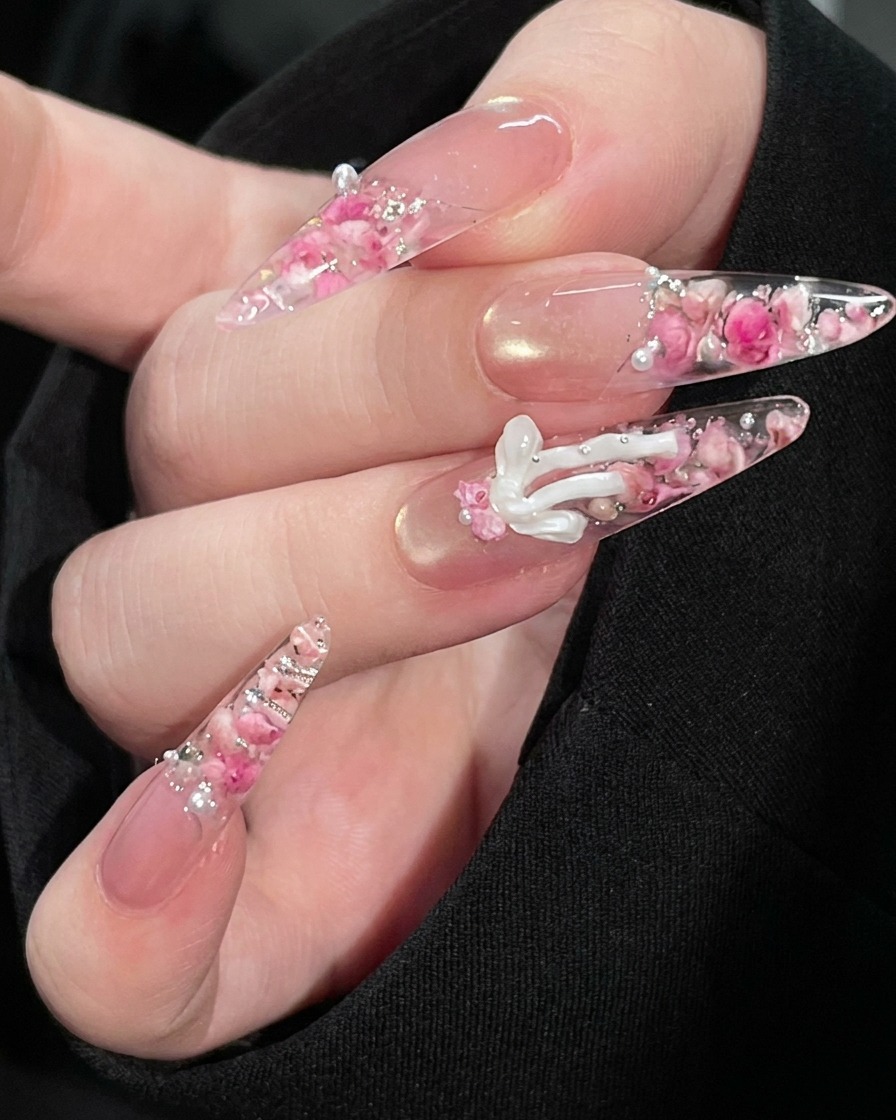 Un piccolo stampo in silicone contenente un fiocco 3D bianco modellato in gel.