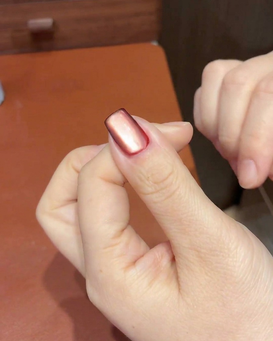Un magnete usato per tirare e concentrare il riflesso cat-eye in unarea specifica dellunghia.