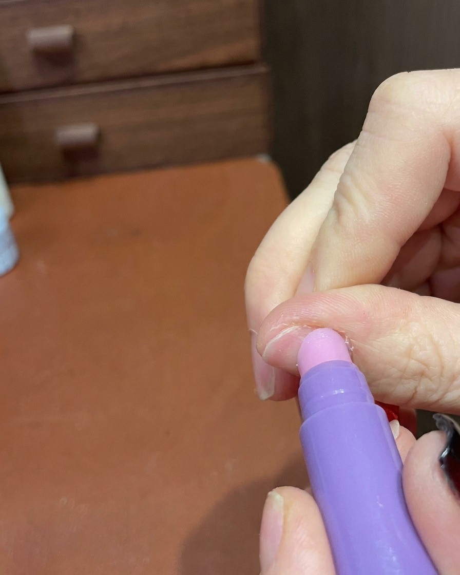 Un pennino per la cura delle cuticole usato per levigare delicatamente la superficie e i bordi di una manicure finita.