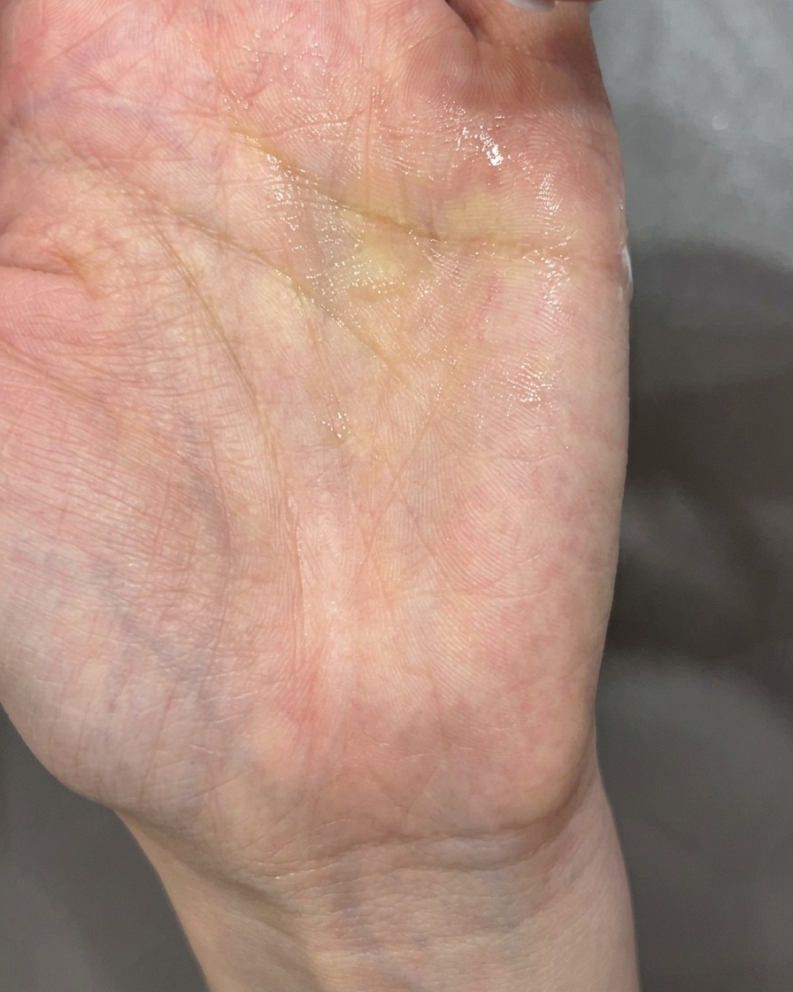 Primo piano di ununghia con due petali bianchi scolpiti disposti a formare un fiore.