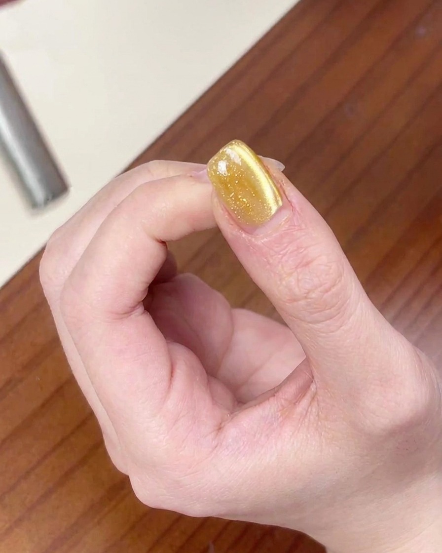 Il magnete viene utilizzato per tirare le particelle magnetiche per creare un riflesso cat-eye più ampio sullunghia.
