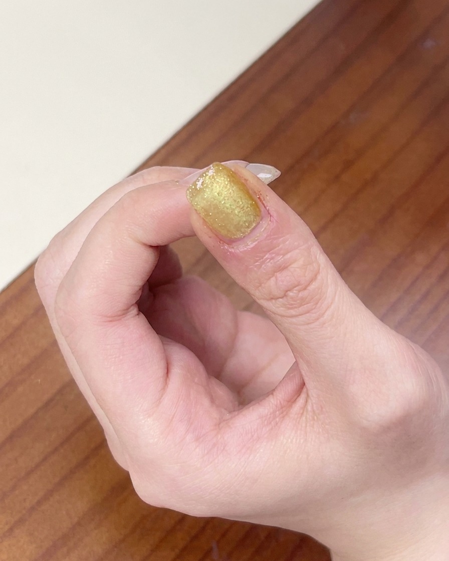 Utilizzo di movimenti circolari del magnete per formare un effetto cat-eye rotondo, simile a una perla sullunghia.