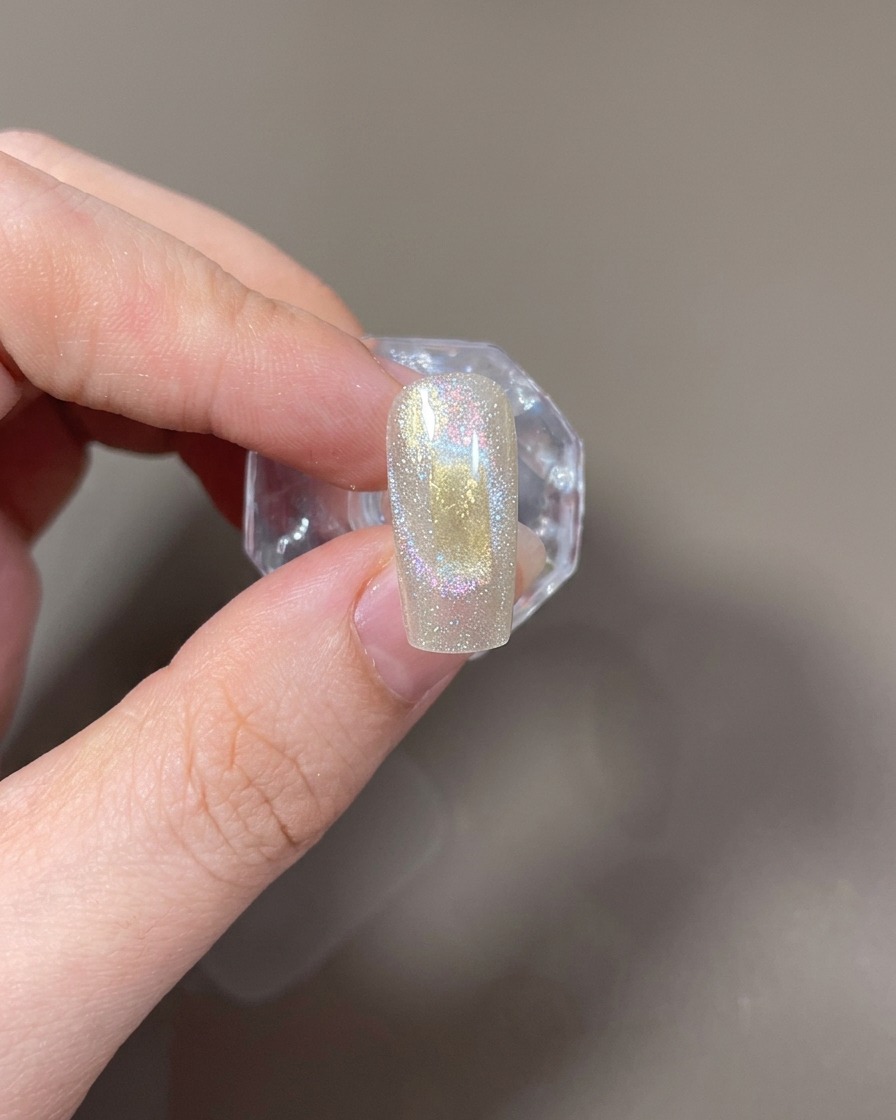 Un magnete rettangolare tenuto orizzontalmente accanto allunghia per formare unampia luce cat-eye.