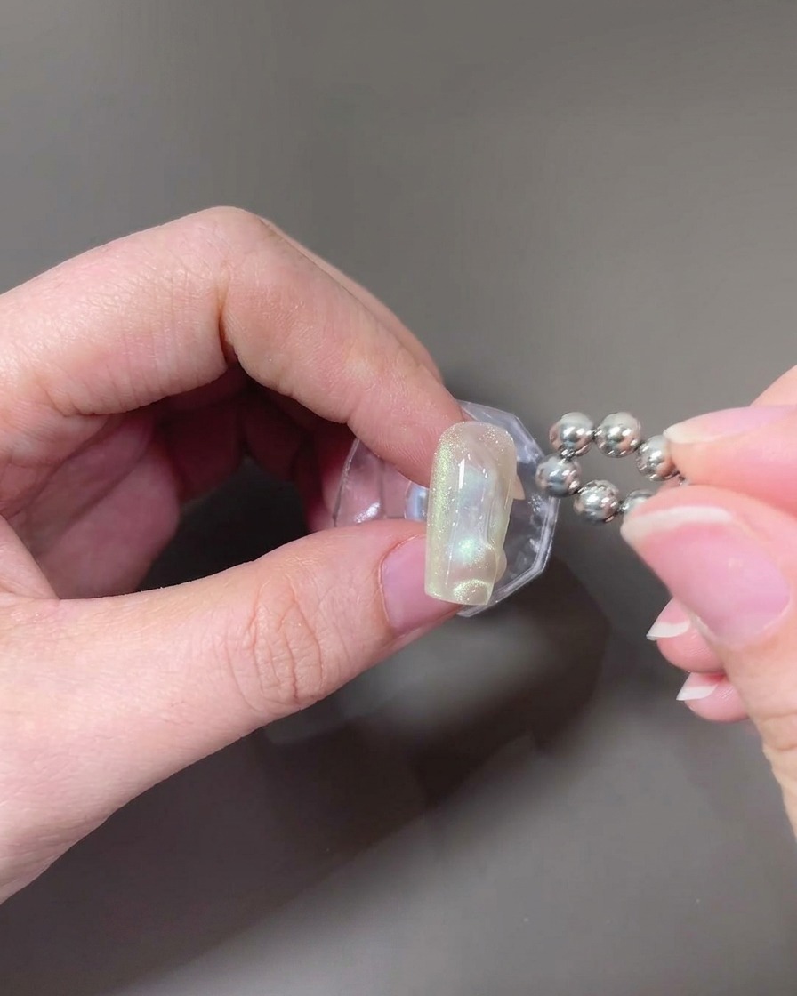Un magnete a sfera utilizzato per creare motivi a onda sul gel cat-eye bagnato.