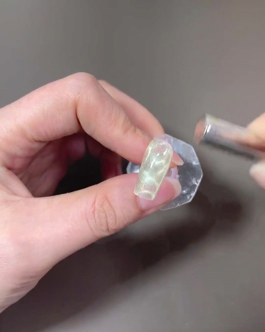 Un magnete rettangolare utilizzato per formare unampia luce cat-eye sul secondo strato di gel.