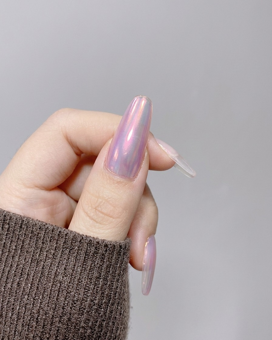 Una mano posizionata sotto una lampada UV/LED rosa compatta per polimerizzare lunghia.