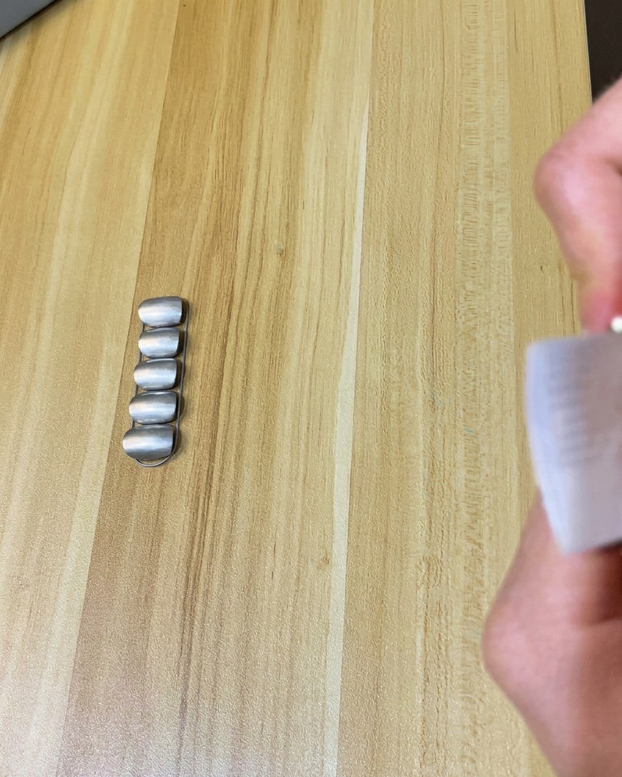 Un pad in cellulosa utilizzato per pulire la superficie di ununghia dal finish opaco.