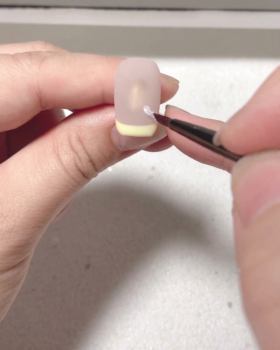 Lunghia con il top coat opaco che polimerizza sotto la lampada UV/LED.