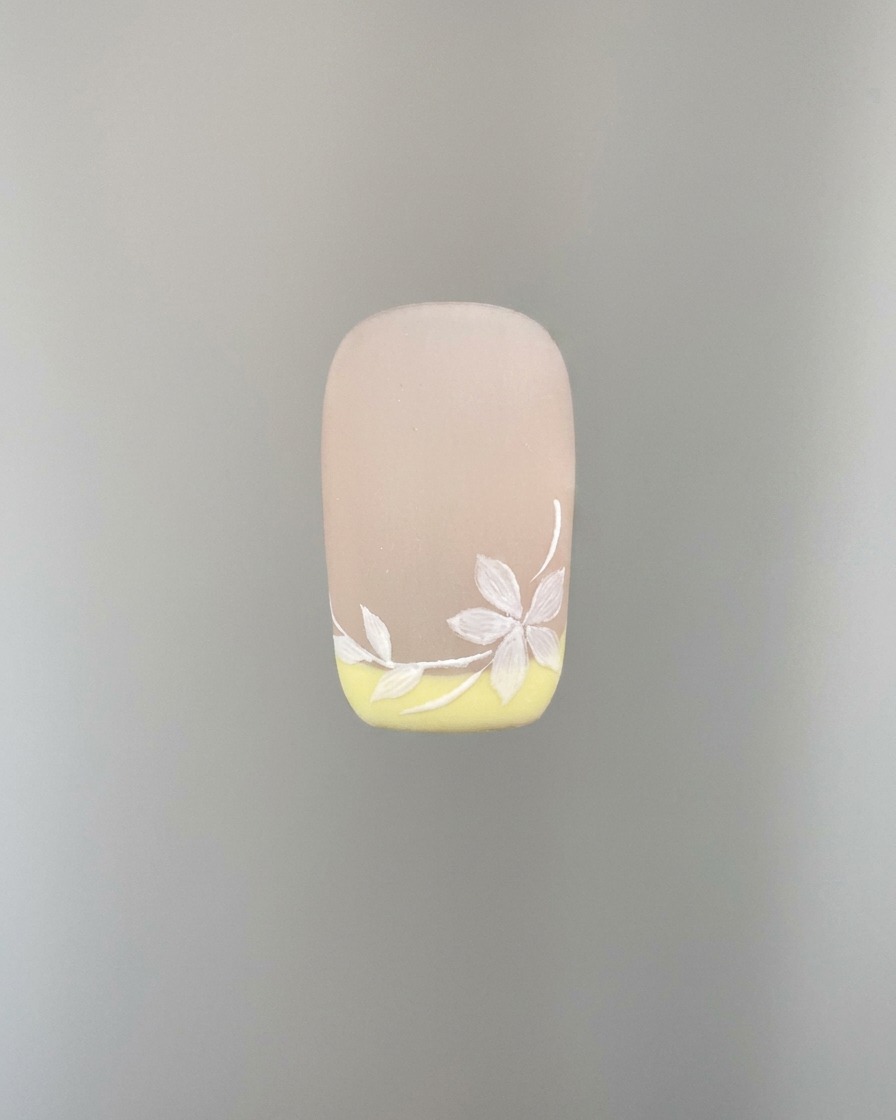 Dettaglio che mostra laggiunta di ulteriori petali di sakura bianchi al design.