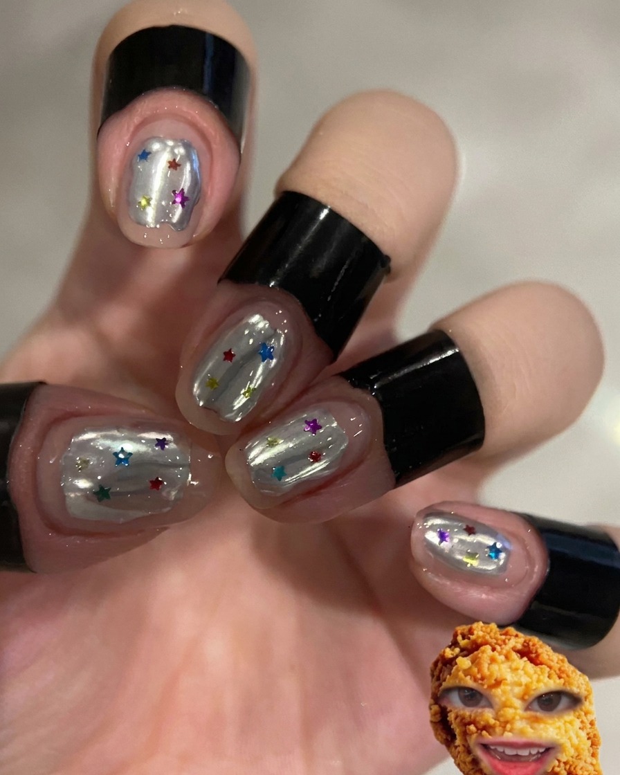 Pennello che applica un top coat trasparente sulle unghie con disegno a onde.