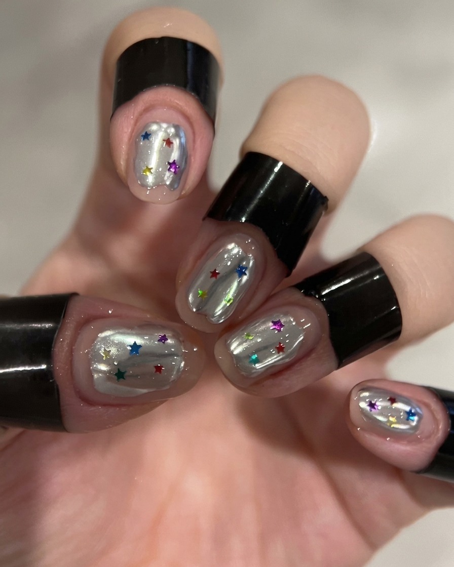 Pennello nail art che applica gel costruttore trasparente su una sezione specifica dellunghia.