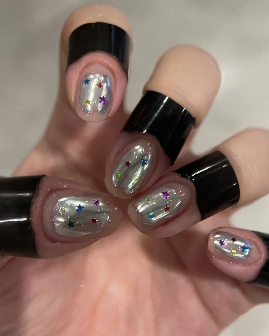 Strumento per dotting che posiziona stelline colorate sul gel costruttore ancora fresco.