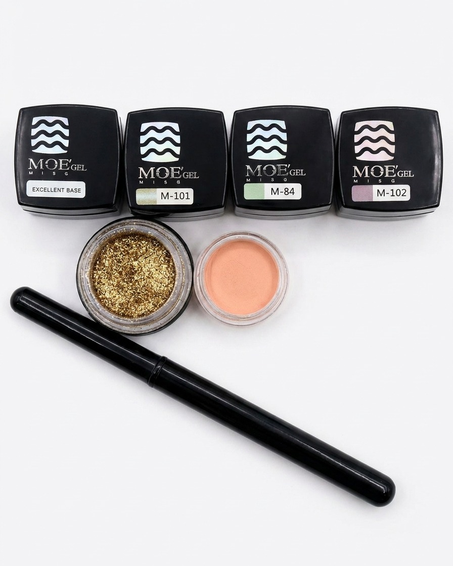 Un pennello applica gel base trasparente MOE su una tip.