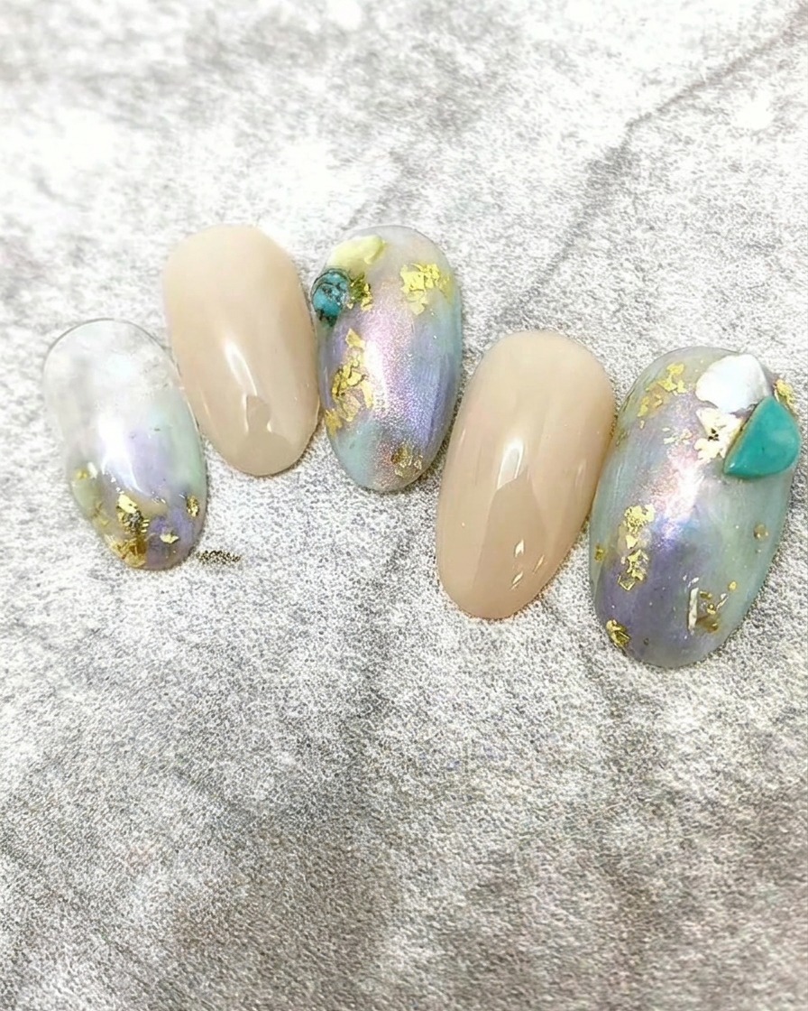 Piccoli pezzi di scaglie di conchiglia bianca applicati come decorazione.