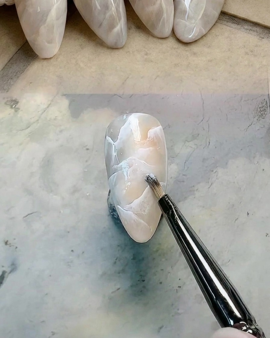 Un pennello di precisione che aggiunge e sfuma ulteriore gel bianco.