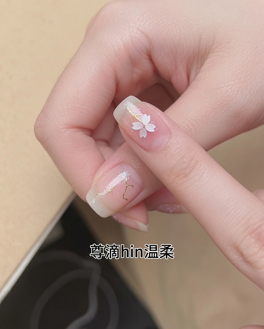Un pennello applica uno smalto gel nude traslucido su ununghia naturale.